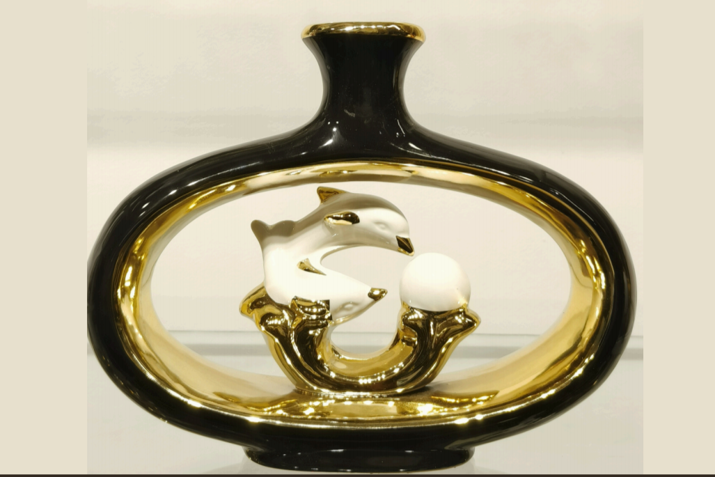 Crystal Dolphin Vase – Elegant Marine Serenade