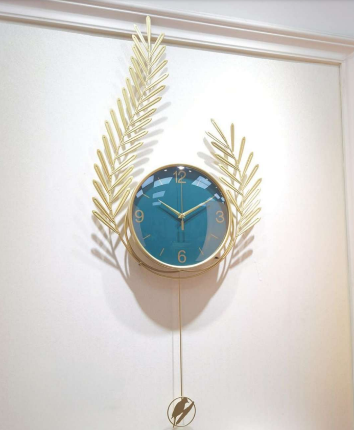 Golden Leaves - Modern Wall Clock with Nature-Inspired Design